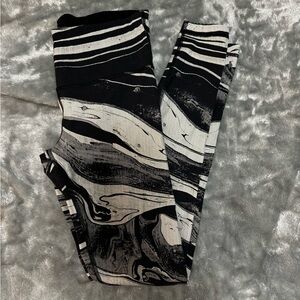 EUC lululemon mid-rise base pace sz 6